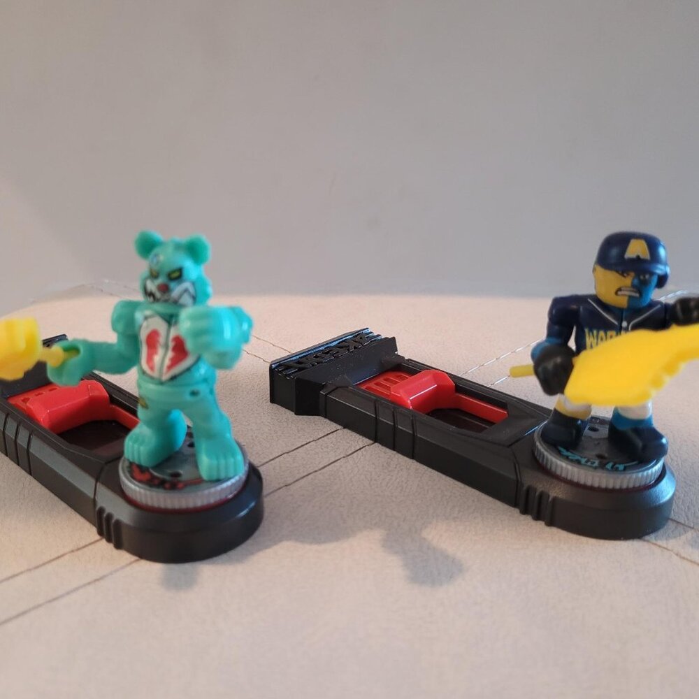 Akedo Ultimate Arcade Warriors Strikeout & Shreddy Bear with Battle Controllers